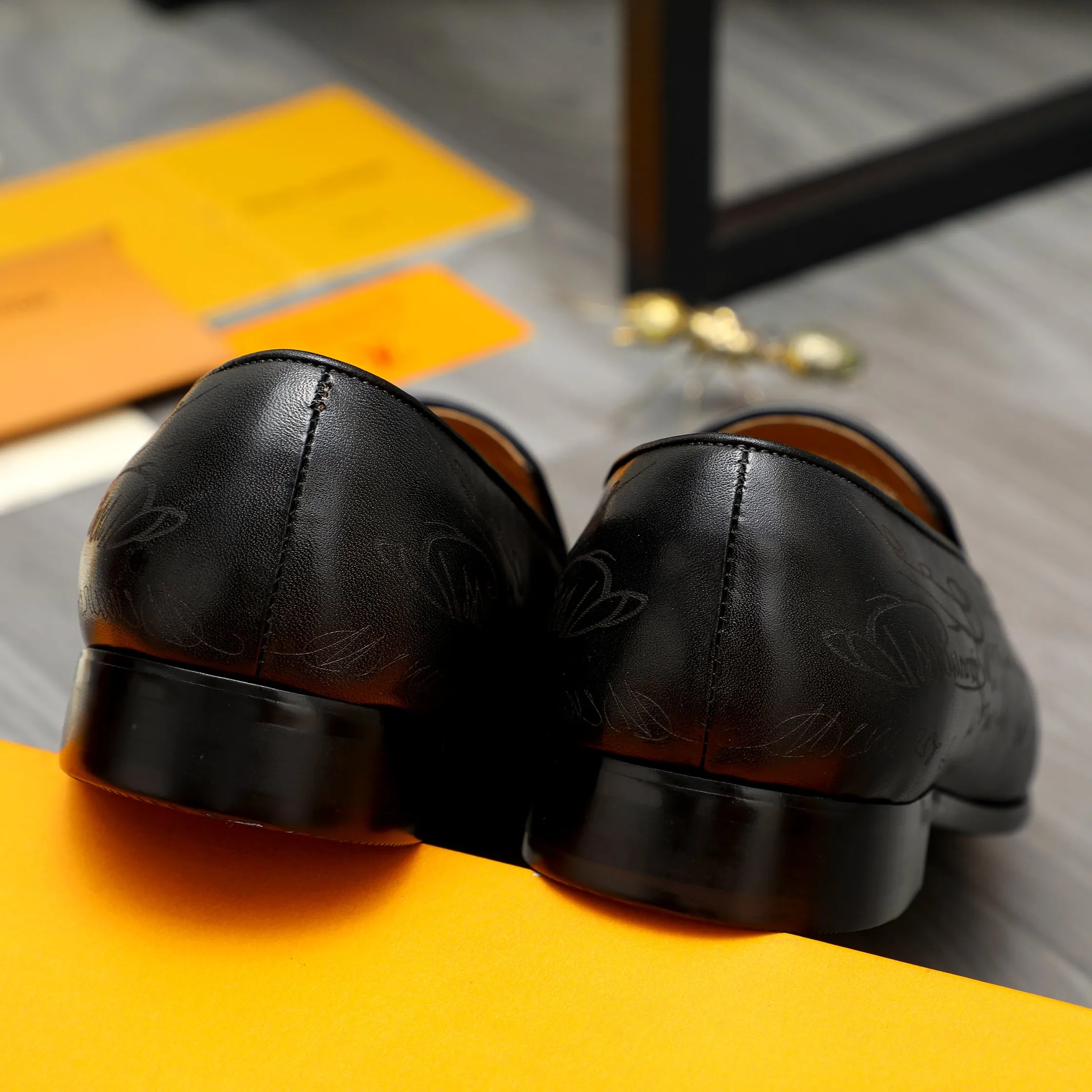 Men's shoes 💰520 Product trademark: LV "Louis Vuitton" business slip-on leather shoes Regular size: 37-46 Product materials: Selected carved cowhide upper, pigskin lining, rubber outsole